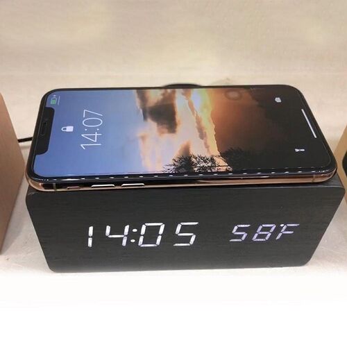 Ξύλινο Επιτραπέζιο Ρολόι - Ξυπνητήρι με Ασύρματη Φόρτηση Κινητού σε Χρώμα Βέγκε (Ρολόγια)
